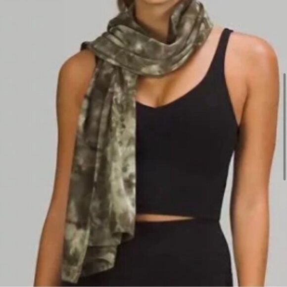 Lululemon vinyasa customizable snap scarf green patterned new - Picture 3 of 8